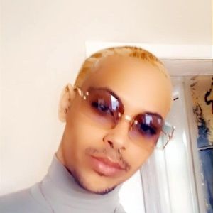 Meet your Posher, Devin